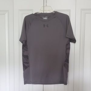 Underarmer grey and black tshirt